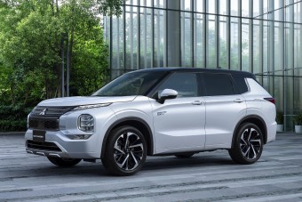 Újra kapható lesz a nagy hibrid Mitsubishi