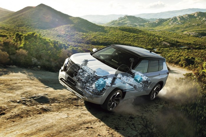 Újra kapható lesz a nagy hibrid Mitsubishi 5