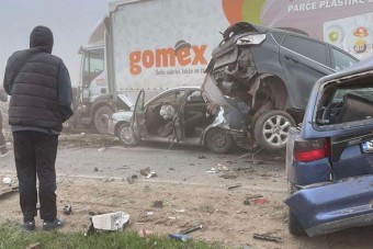 14 jármű ütközött ismét porvihar miatt a déli határnál