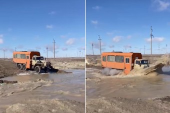 Drámai videó egy áradó vízbe hajtó orosz 