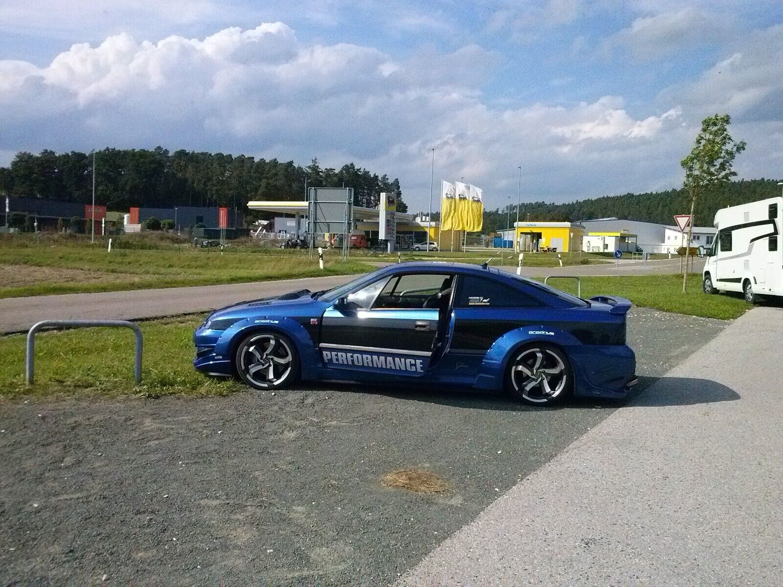 Kegyetlen erő mozgatja ezt a telepi tuningos Opel Calibrát 2