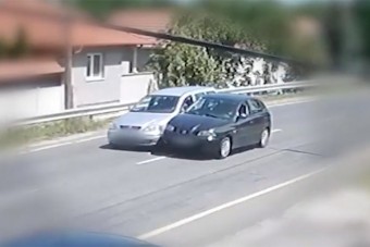 Ideges lett, mert lassan mentek előtte, előzés közben szándékosan ütközött