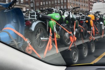 Több tucat Simson egy utánfutón, valaki rendesen bevásárlót