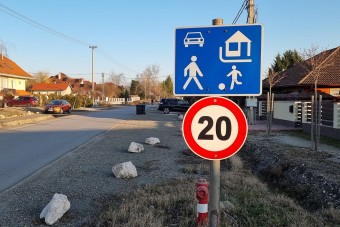 Elegük lett a gyorshajtókból, házilag tákolt táblákkal szálltak harcba a sződligetiek