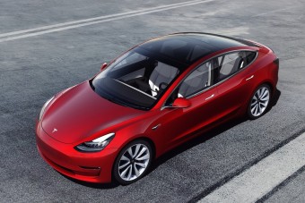 Feltörtek egy Teslát, megtarthatták