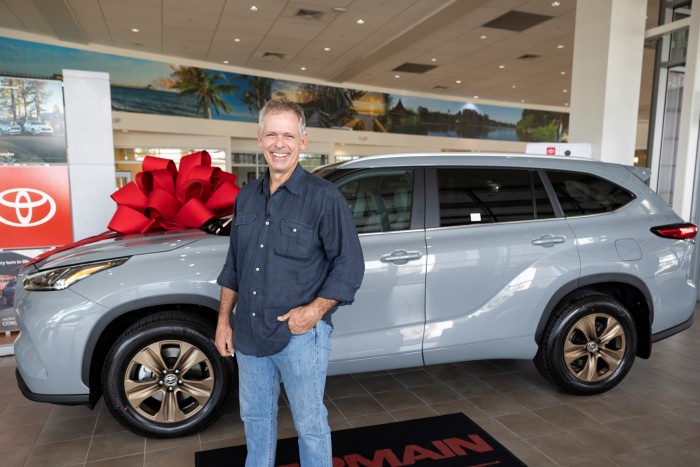 Elvitte autóját a hurrikán, újat ajándékozott neki a gyártó 2