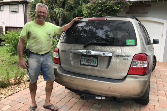 Elvitte autóját a hurrikán, újat ajándékozott neki a gyártó