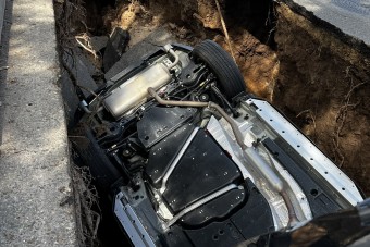 Beszakadt az út, valósággal elnyelte az autót