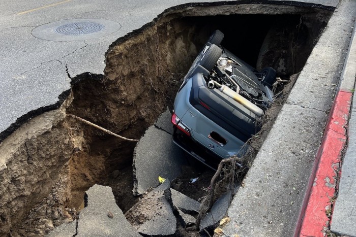 Beszakadt az út, valósággal elnyelte az autót 1 | Vezess Beszakadt az út, valósággal elnyelte az autót 1