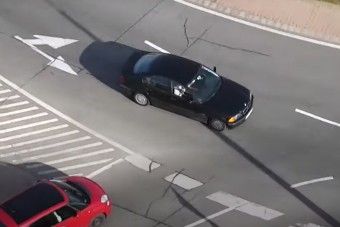 Sok autós elvérzik a siófoki turbókörforgalomban