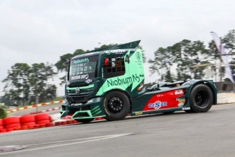 Elkészült a világ első hibrid versenykamionja