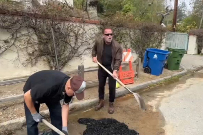 Nem várt a hatóságra, maga állt neki kátyúzni Arnold Schwarzenegger