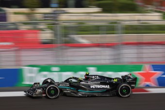 F1: Hamilton fejlesztésekre várva vágja a centit