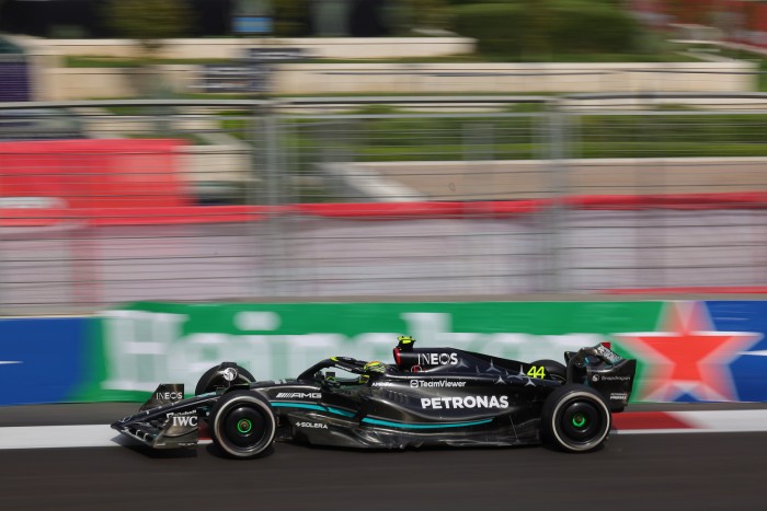 F1: Hamilton fejlesztésekre várva vágja a centit