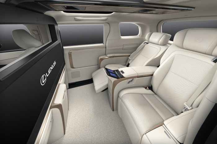 Megújult a legtágasabb Lexus, videón mutatjuk