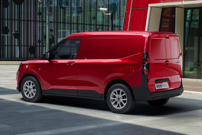 Dögös szabadidőjárművet szabtak át furgonná 12 | Vezess Dögös szabadidőjárművet szabtak át furgonná 12