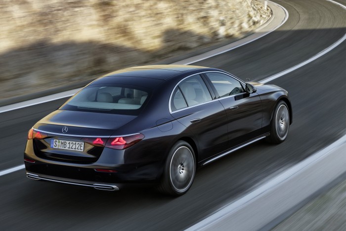 Minden irányból megmutatja magát a legújabb Mercedes