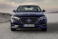 Új Mercedes-Benz E-osztály: plusz pénzért mindent is tud 56