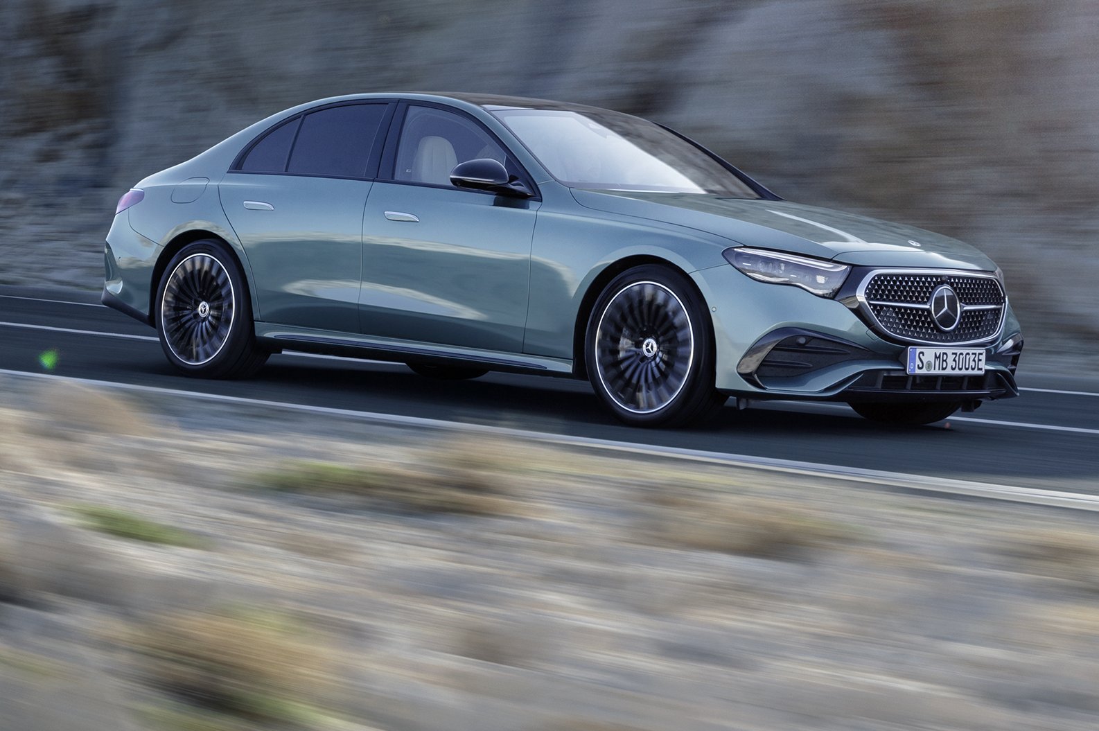 Új Mercedes-Benz E-osztály: plusz pénzért mindent is tud 25