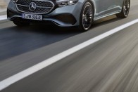 Új Mercedes-Benz E-osztály: plusz pénzért mindent is tud 73