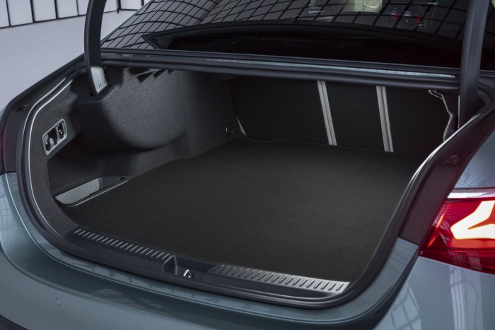 Új Mercedes-Benz E-osztály: plusz pénzért mindent is tud 20