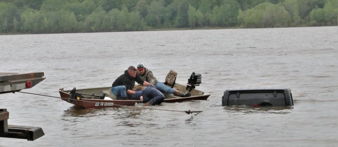 Élve találtak rá a víz alatt csapdába esett autósra