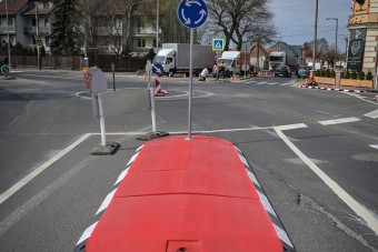 Szokatlan anyagból épült új magyar körforgalom