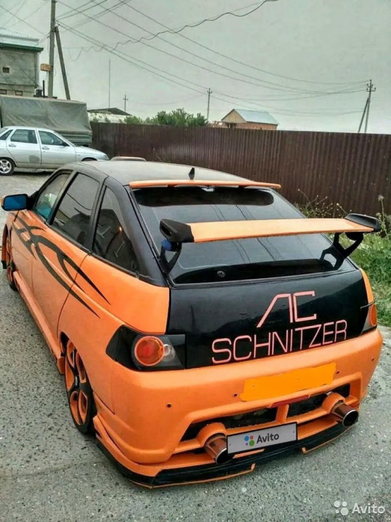 Csinos hölgy telefonszámával együtt árulják a szörnyeteggé tuningolt Ladát 1