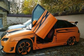 Csinos hölgy telefonszámával együtt árulják a szörnyeteggé tuningolt Ladát