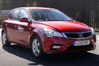 Megvette a tévézés leghíresebb unalmas autóját, és boldog vele