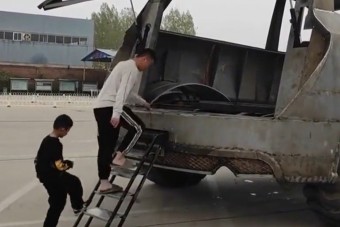 Létrával kell felmászni rá, akkora Audit építettek