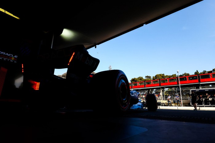 F1: Leclerc verte a Red Bullokat, övé a bakui pole 2