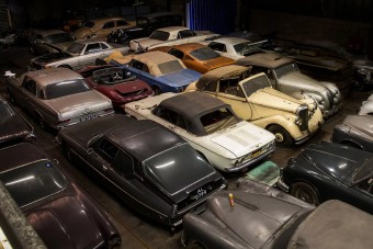 Több száz autót találtak porosodó raktárakban, mind egy emberé