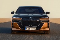 Nincs ennél erősebb, gyorsabb elektromos BMW 54