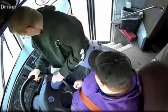 Hősként ünneplik a 13 éves fiút, aki megakadályozta a buszbalesetet