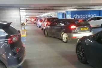 Órákon át vártak a mélygarázsban rekedt autósok