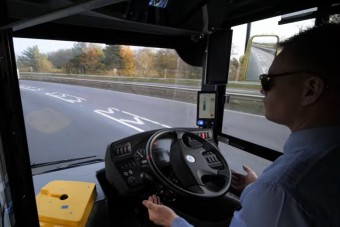 Őrület, már elengedett kormánnyal vezetnek a buszsofőrök