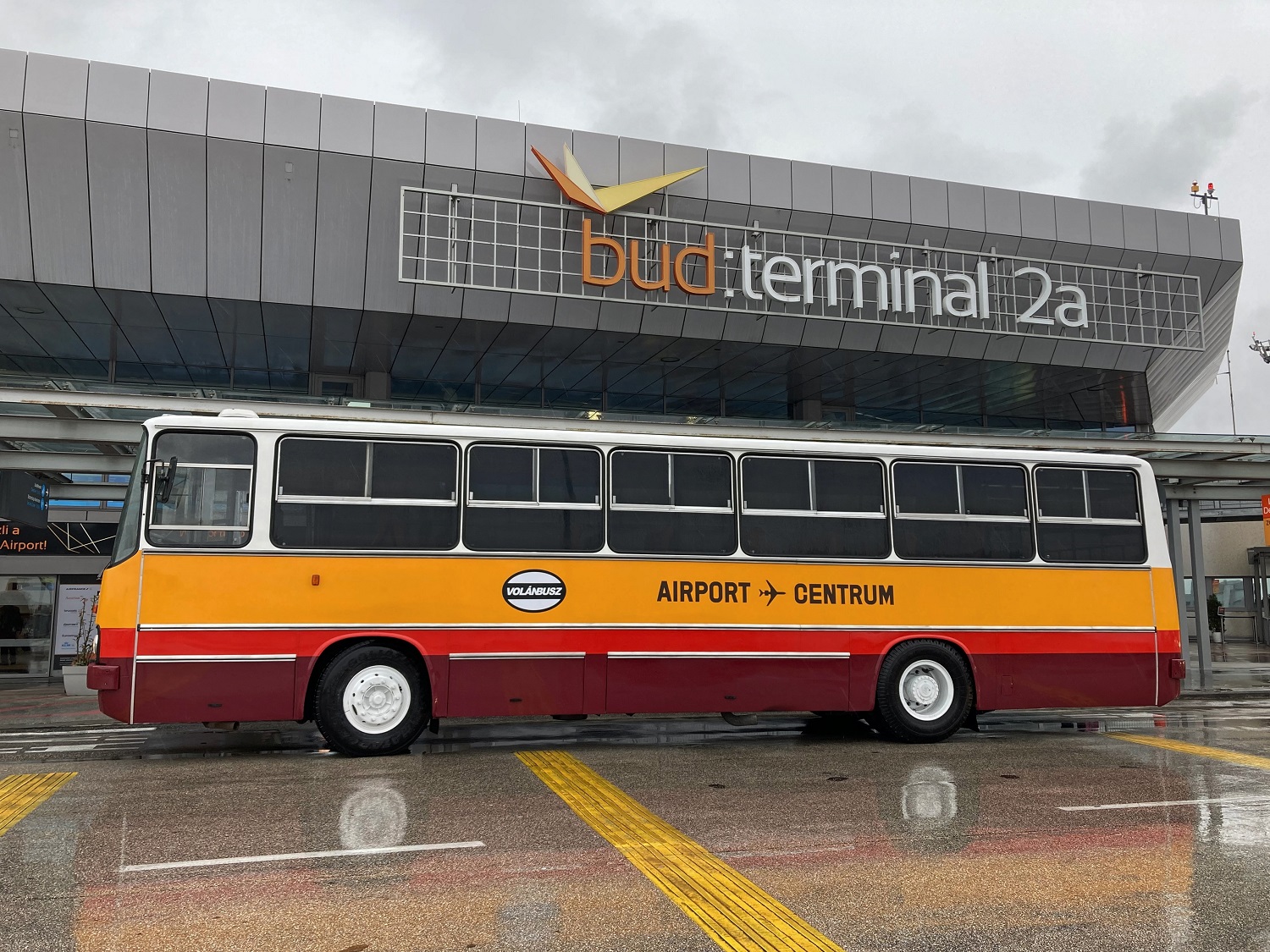 Levegőből érkező utasokat szállított ez az Ikarus 1