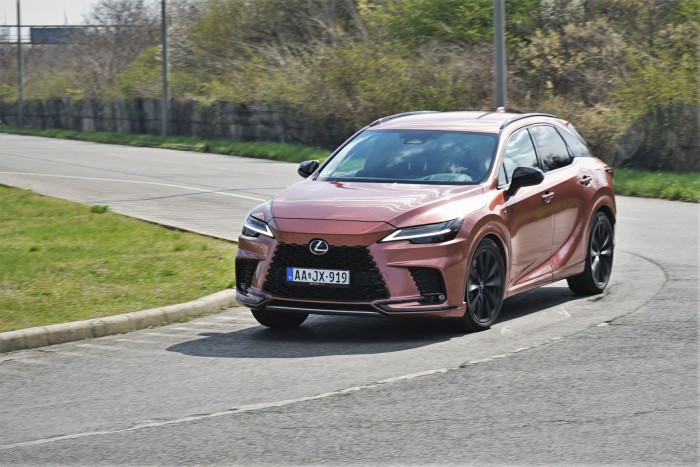 Négy henger majd’ 40 millióért? 17