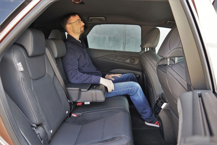 Négy henger majd’ 40 millióért? 8