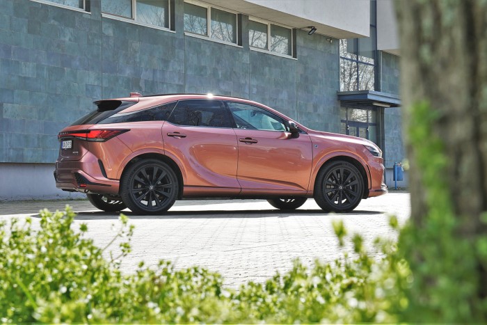 Négy henger majd’ 40 millióért? 24