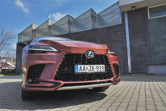 Négy henger majd’ 40 millióért? 18