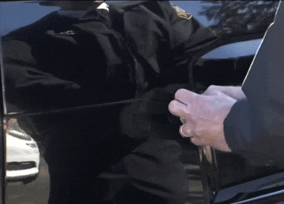 La policía usa un arma adecuada para la película Against Motorists 2