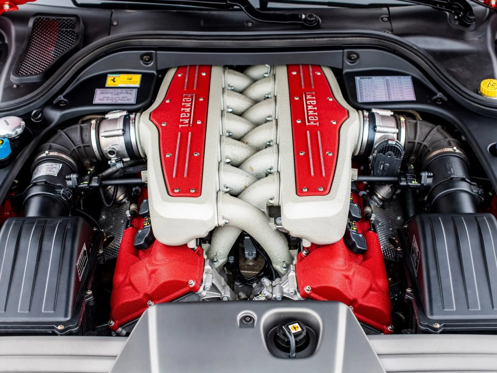 Újként fanyalogva kerülték a vevők ezt a Ferrarit, ma viszont megőrülnek érte 4