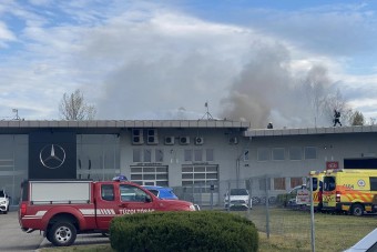 Kigyulladt egy autócentrum Fóton, az M3-ast is lezárták