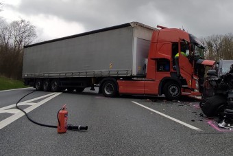 Kamionnal fogtak meg egy menekülő AMG mercist a rendőrök