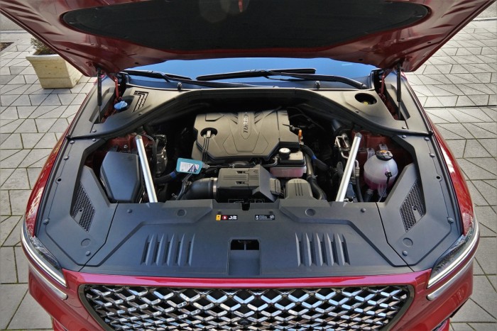 Ez a koreai autó jobb, mint egy Lexus 12