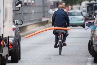 Jó példa Ausztriából: a helyi KRESZ szerint 1,5 méter távolsággal kell előzni a bringásokat