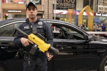 Filmbe illő fegyvert vet be autósok ellen a rendőrség