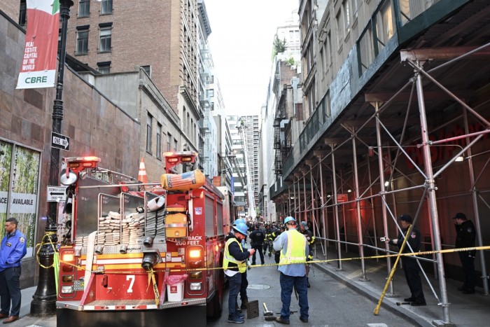 Összeroskadt egy parkolóház, palacsintaként lapultak ki az autók 2